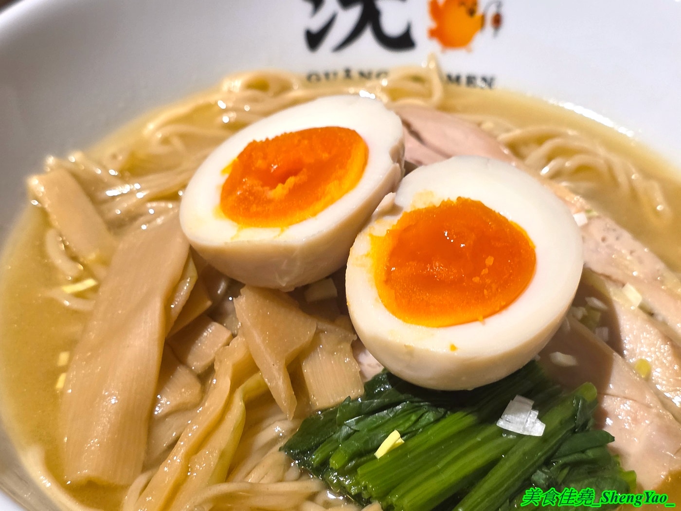 [台中沙鹿]洸拉麵 – 台中新深夜拉麵店，主廚有法式料理經驗，還獲得過米其林殊榮，拉麵主打雞濃白湯湯頭，最低220元就有全部配料，營業到半夜一點，夜貓族吃宵夜好去處。
