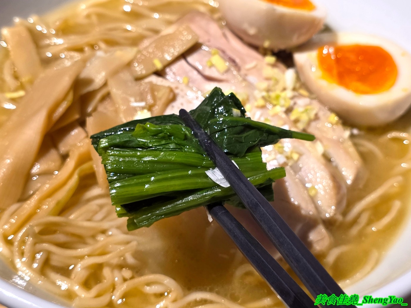 [台中沙鹿]洸拉麵 – 台中新深夜拉麵店，主廚有法式料理經驗，還獲得過米其林殊榮，拉麵主打雞濃白湯湯頭，最低220元就有全部配料，營業到半夜一點，夜貓族吃宵夜好去處。