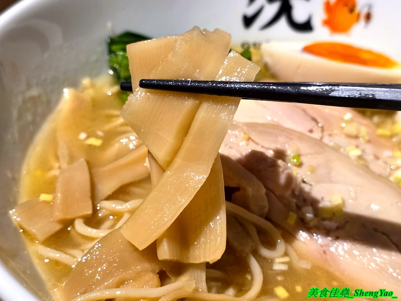 [台中沙鹿]洸拉麵 – 台中新深夜拉麵店，主廚有法式料理經驗，還獲得過米其林殊榮，拉麵主打雞濃白湯湯頭，最低220元就有全部配料，營業到半夜一點，夜貓族吃宵夜好去處。