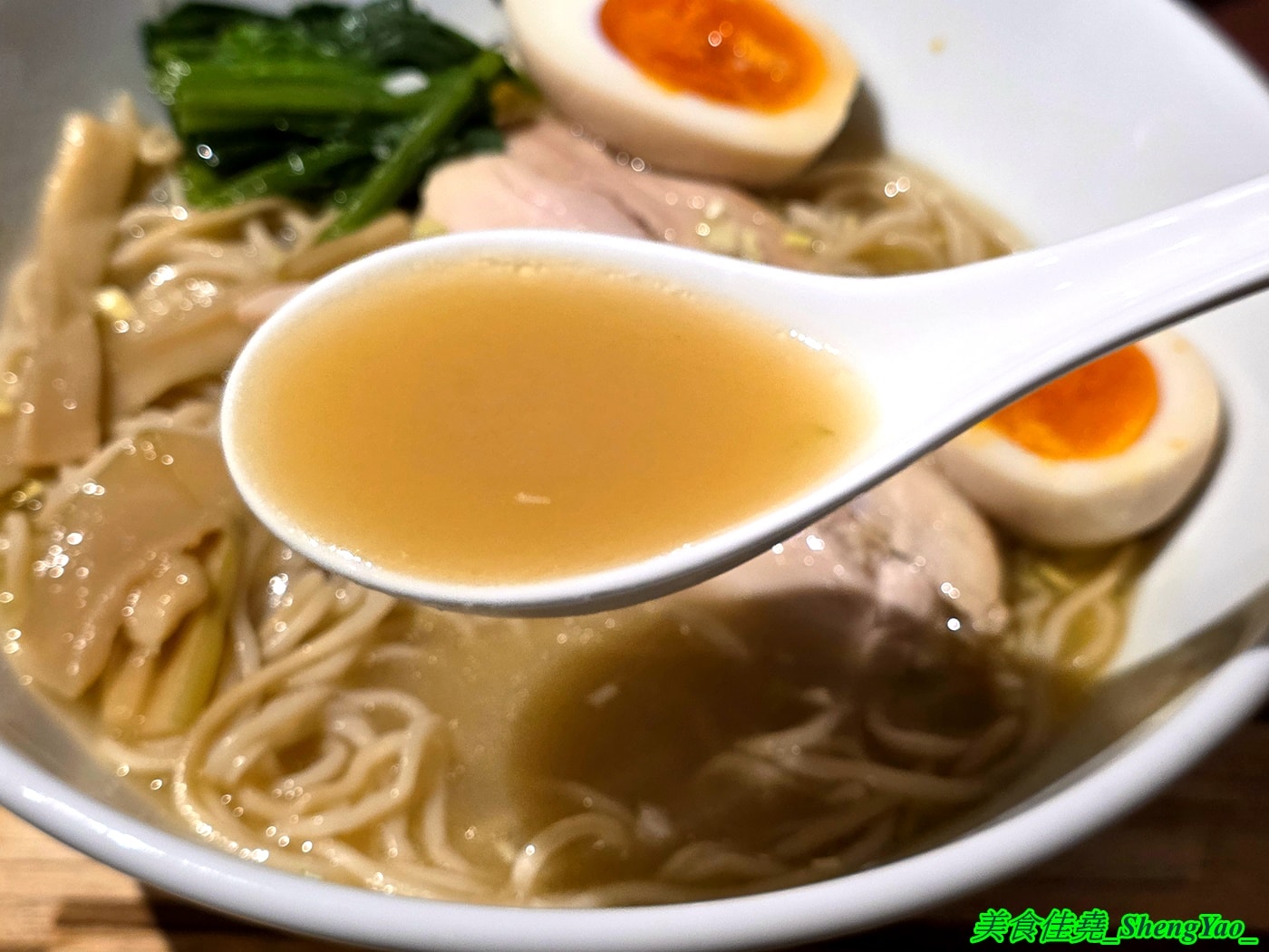 [台中沙鹿]洸拉麵 – 台中新深夜拉麵店，主廚有法式料理經驗，還獲得過米其林殊榮，拉麵主打雞濃白湯湯頭，最低220元就有全部配料，營業到半夜一點，夜貓族吃宵夜好去處。