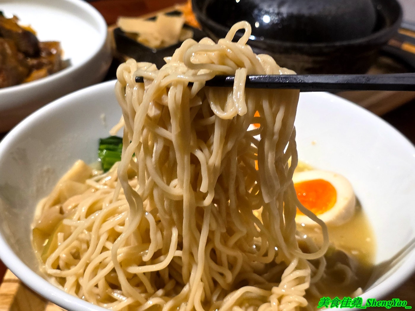[台中沙鹿]洸拉麵 – 台中新深夜拉麵店，主廚有法式料理經驗，還獲得過米其林殊榮，拉麵主打雞濃白湯湯頭，最低220元就有全部配料，營業到半夜一點，夜貓族吃宵夜好去處。