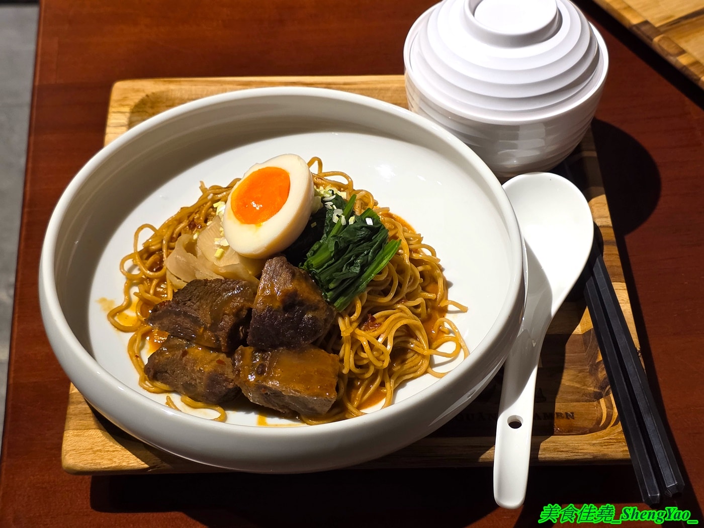 [台中沙鹿]洸拉麵 – 台中新深夜拉麵店，主廚有法式料理經驗，還獲得過米其林殊榮，拉麵主打雞濃白湯湯頭，最低220元就有全部配料，營業到半夜一點，夜貓族吃宵夜好去處。