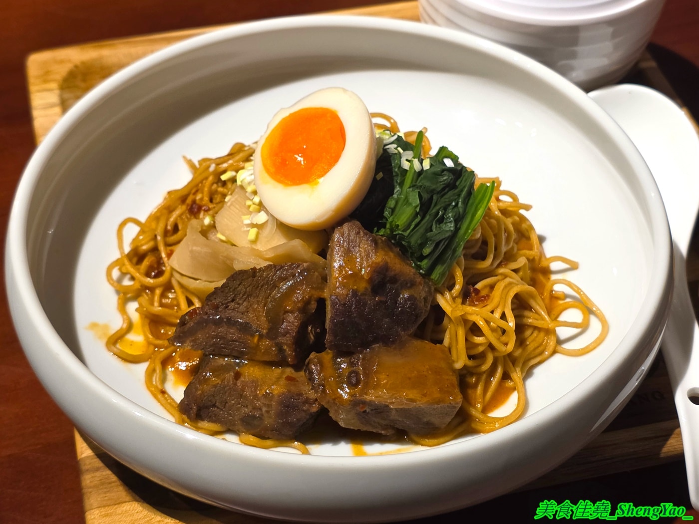 [台中沙鹿]洸拉麵 – 台中新深夜拉麵店，主廚有法式料理經驗，還獲得過米其林殊榮，拉麵主打雞濃白湯湯頭，最低220元就有全部配料，營業到半夜一點，夜貓族吃宵夜好去處。