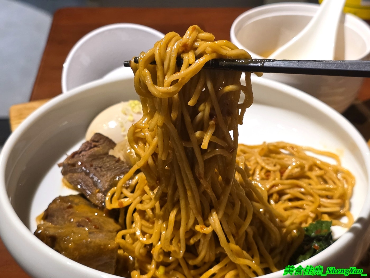 [台中沙鹿]洸拉麵 – 台中新深夜拉麵店，主廚有法式料理經驗，還獲得過米其林殊榮，拉麵主打雞濃白湯湯頭，最低220元就有全部配料，營業到半夜一點，夜貓族吃宵夜好去處。