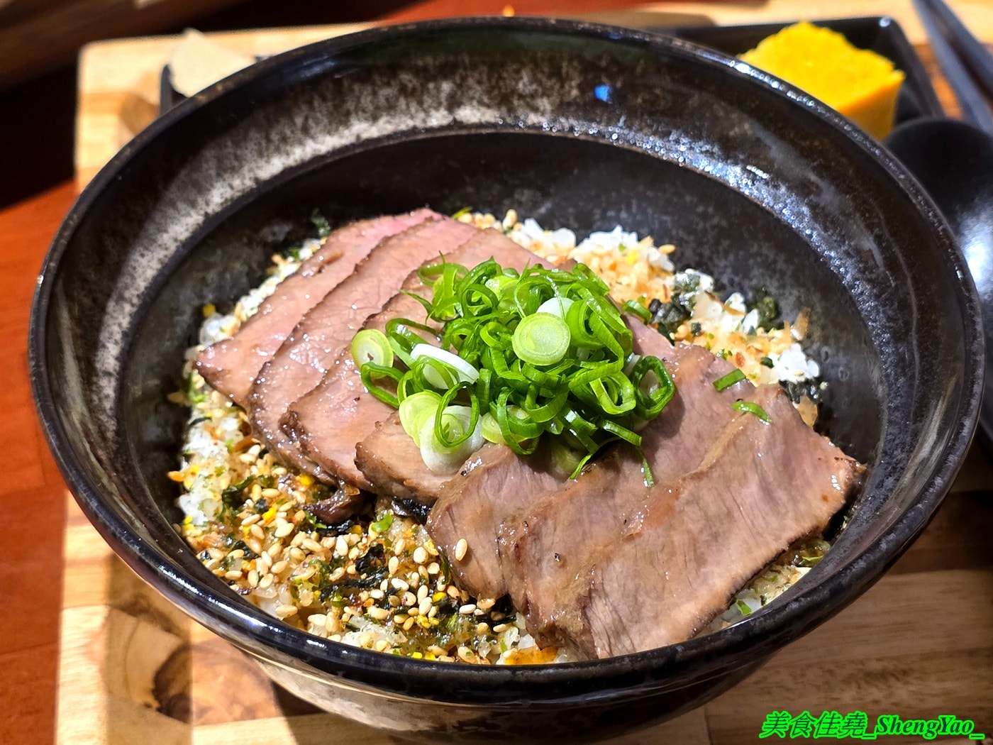 [台中沙鹿]洸拉麵 – 台中新深夜拉麵店，主廚有法式料理經驗，還獲得過米其林殊榮，拉麵主打雞濃白湯湯頭，最低220元就有全部配料，營業到半夜一點，夜貓族吃宵夜好去處。