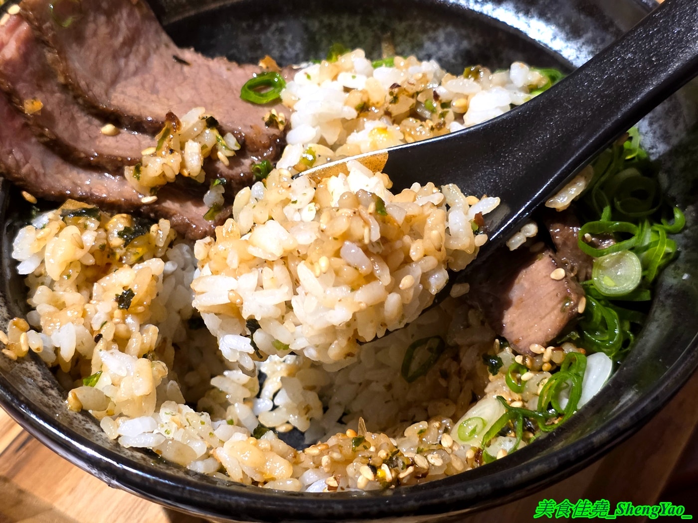 [台中沙鹿]洸拉麵 – 台中新深夜拉麵店，主廚有法式料理經驗，還獲得過米其林殊榮，拉麵主打雞濃白湯湯頭，最低220元就有全部配料，營業到半夜一點，夜貓族吃宵夜好去處。