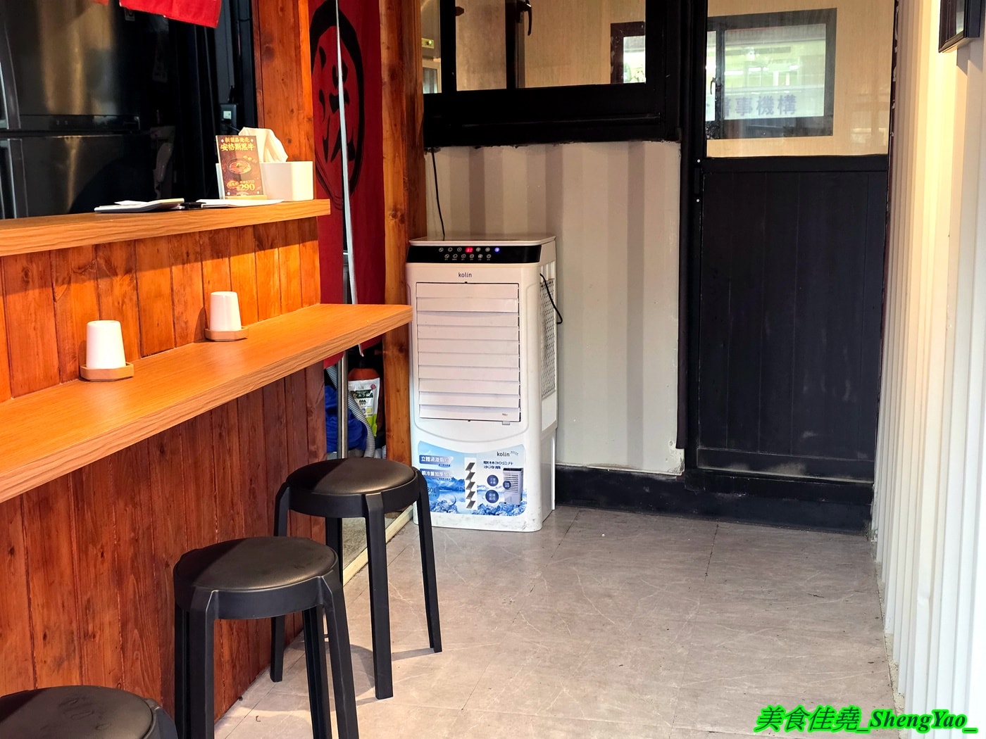 [台中沙鹿]洸拉麵 – 台中新深夜拉麵店，主廚有法式料理經驗，還獲得過米其林殊榮，拉麵主打雞濃白湯湯頭，最低220元就有全部配料，營業到半夜一點，夜貓族吃宵夜好去處。