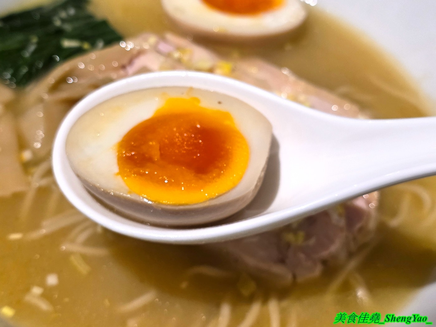 [台中沙鹿]洸拉麵 – 台中新深夜拉麵店，主廚有法式料理經驗，還獲得過米其林殊榮，拉麵主打雞濃白湯湯頭，最低220元就有全部配料，營業到半夜一點，夜貓族吃宵夜好去處。