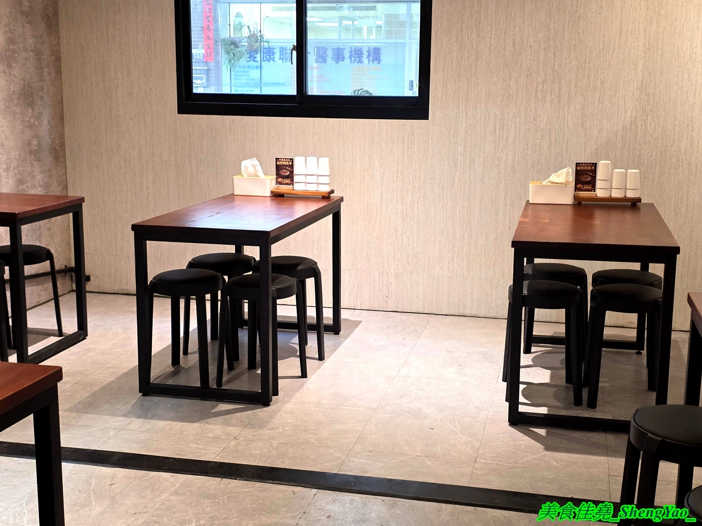 [台中沙鹿]洸拉麵 – 台中新深夜拉麵店，主廚有法式料理經驗，還獲得過米其林殊榮，拉麵主打雞濃白湯湯頭，最低220元就有全部配料，營業到半夜一點，夜貓族吃宵夜好去處。