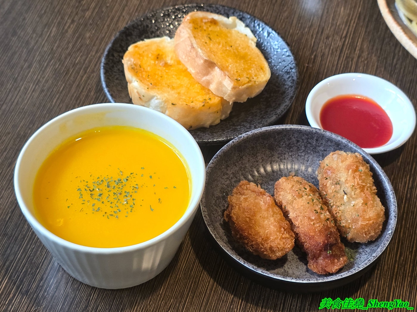 [台中北區]高沐 Pasta&Steak – 台中必吃的義大利麵，口味獨特用料有創意，主菜可自由搭配，廢墟風裝潢很有特色，一個人來吃還有打折喔。