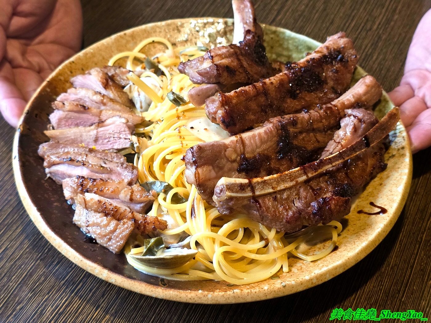 [台中北區]高沐 Pasta&Steak – 台中必吃的義大利麵，口味獨特用料有創意，主菜可自由搭配，廢墟風裝潢很有特色，一個人來吃還有打折喔。