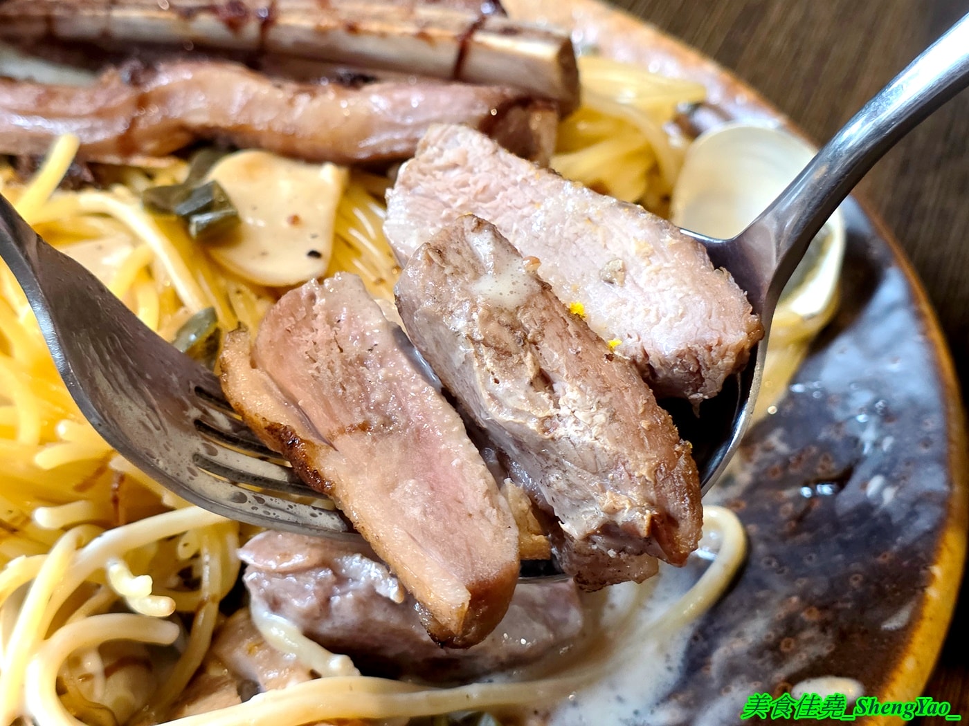 [台中北區]高沐 Pasta&Steak – 台中必吃的義大利麵，口味獨特用料有創意，主菜可自由搭配，廢墟風裝潢很有特色，一個人來吃還有打折喔。