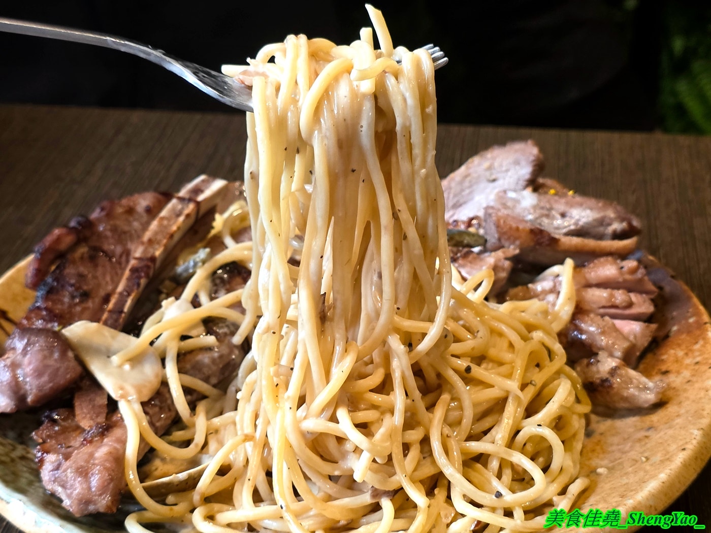 [台中北區]高沐 Pasta&Steak – 台中必吃的義大利麵，口味獨特用料有創意，主菜可自由搭配，廢墟風裝潢很有特色，一個人來吃還有打折喔。