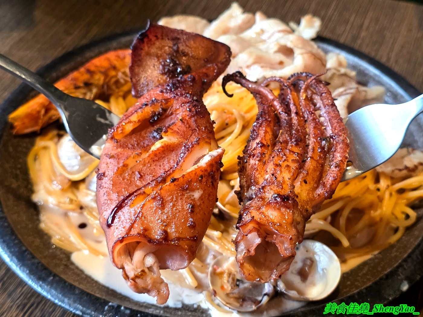 [台中北區]高沐 Pasta&Steak – 台中必吃的義大利麵，口味獨特用料有創意，主菜可自由搭配，廢墟風裝潢很有特色，一個人來吃還有打折喔。