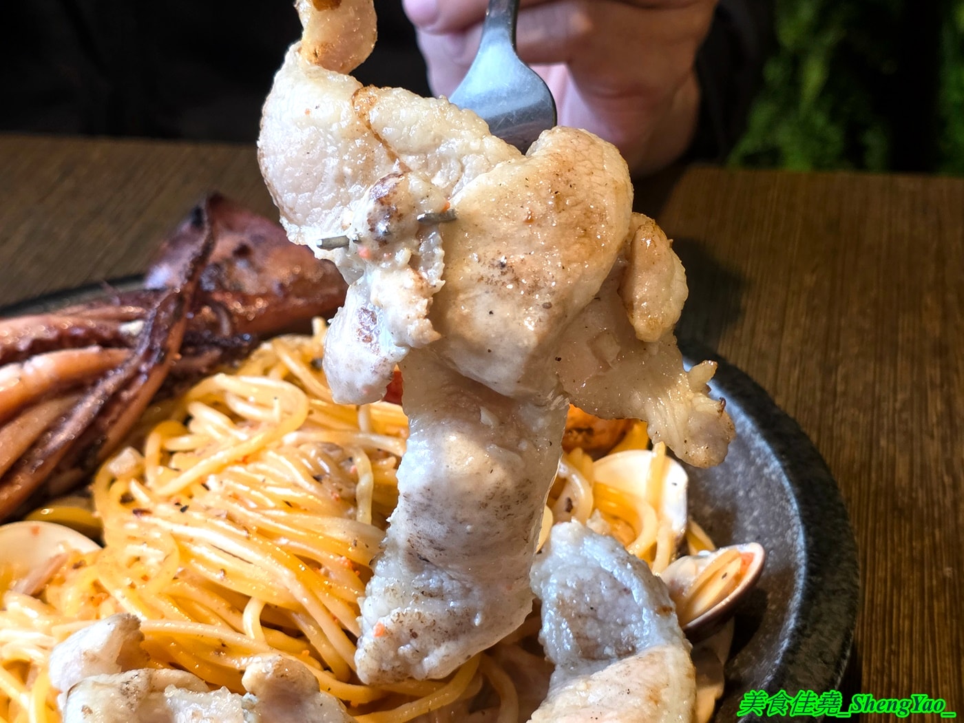 [台中北區]高沐 Pasta&Steak – 台中必吃的義大利麵，口味獨特用料有創意，主菜可自由搭配，廢墟風裝潢很有特色，一個人來吃還有打折喔。