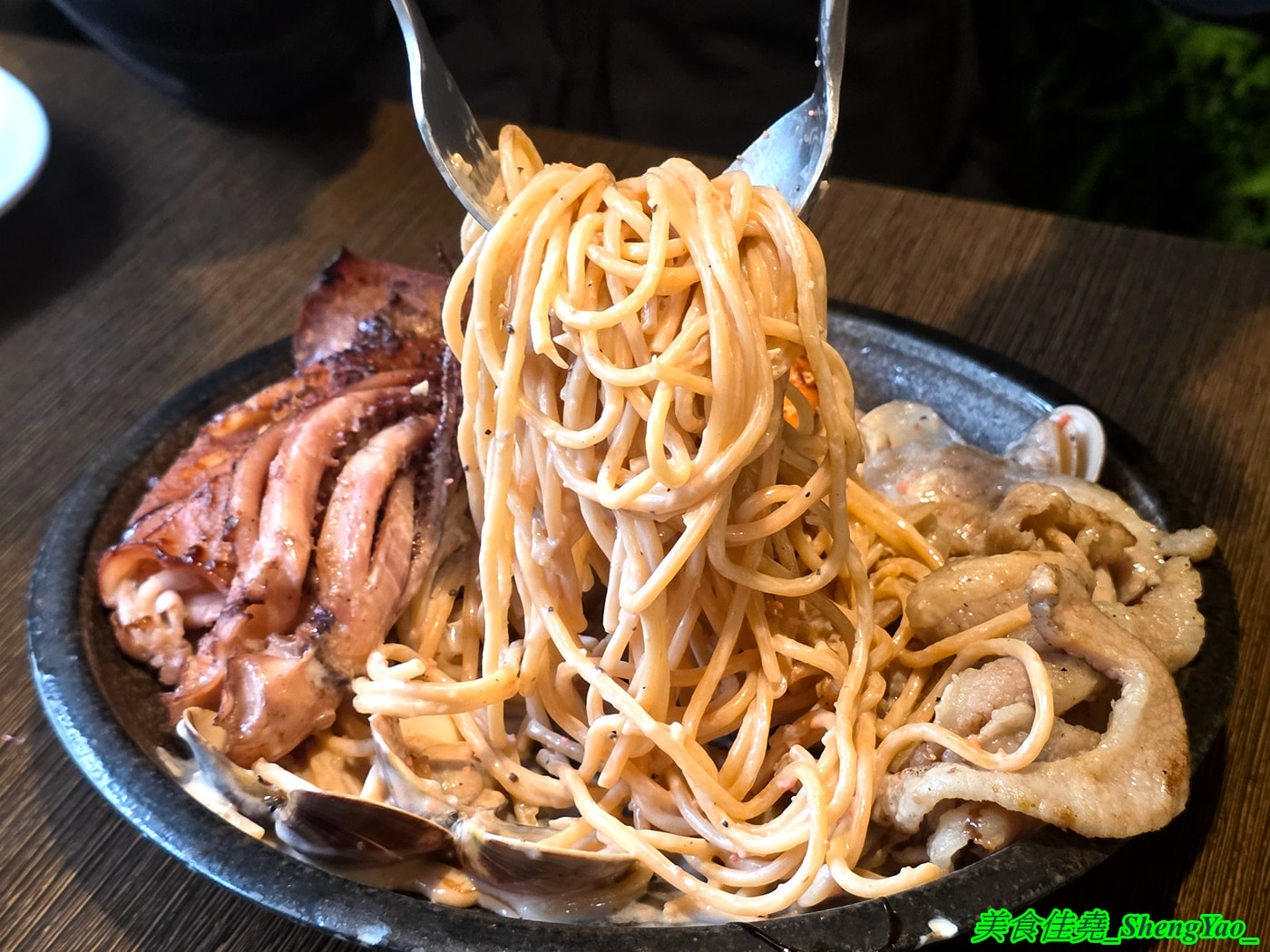[台中北區]高沐 Pasta&Steak – 台中必吃的義大利麵，口味獨特用料有創意，主菜可自由搭配，廢墟風裝潢很有特色，一個人來吃還有打折喔。