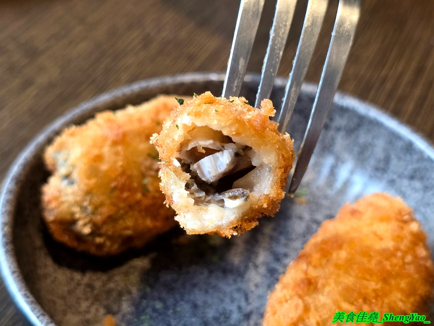 [台中北區]高沐 Pasta&Steak – 台中必吃的義大利麵，口味獨特用料有創意，主菜可自由搭配，廢墟風裝潢很有特色，一個人來吃還有打折喔。