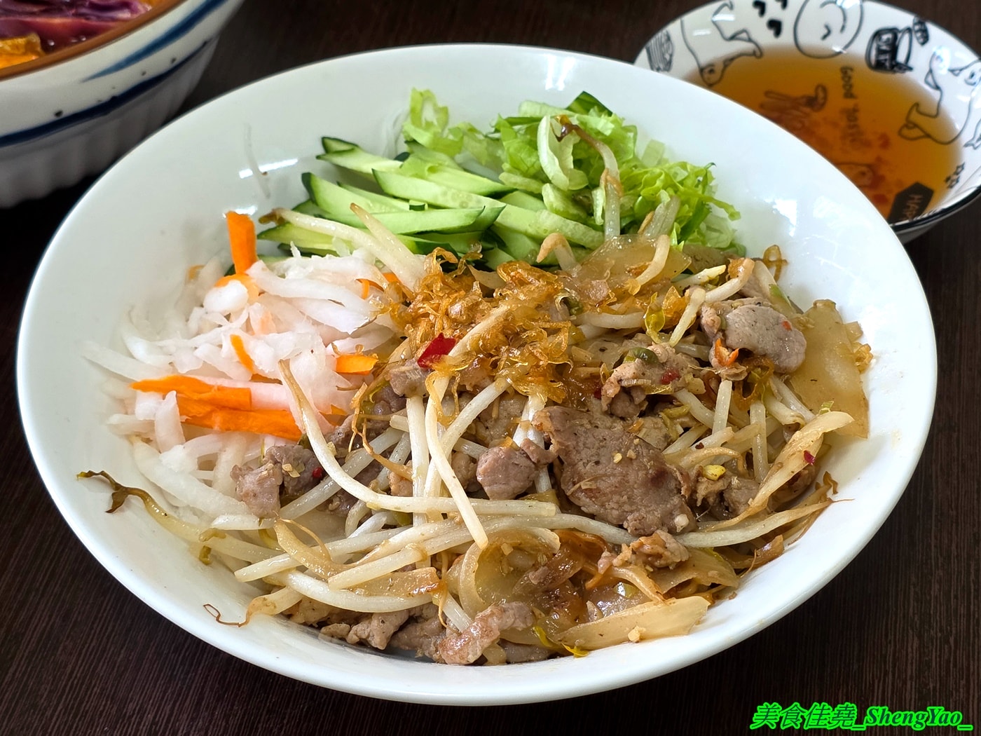 [台中沙鹿]秀秀越南料理 – 海線又多了一間餐點有特色的越南料理，居然還有越南版的韓國部隊鍋拉麵，價位幾乎都在80-120元之間，內用還有冰涼冬瓜茶喝到飽。