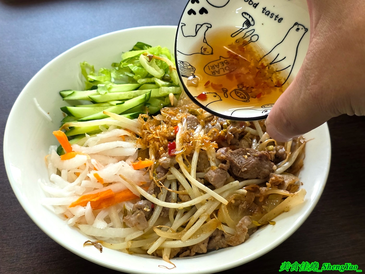 [台中沙鹿]秀秀越南料理 – 海線又多了一間餐點有特色的越南料理，居然還有越南版的韓國部隊鍋拉麵，價位幾乎都在80-120元之間，內用還有冰涼冬瓜茶喝到飽。
