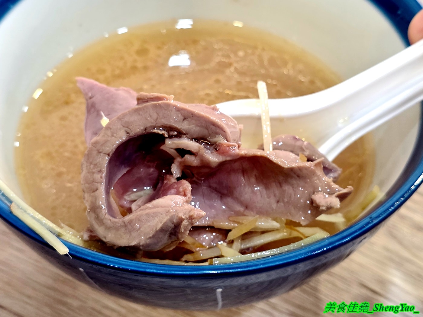 [台中沙鹿]鹿港圓環頂麵食館 沙鹿店 – 鹿港人氣小吃店海線首間分店，麵食樸實好吃，搭配特製辣椒辣油更對味，湯類很特別，滷味多樣都只要10元。