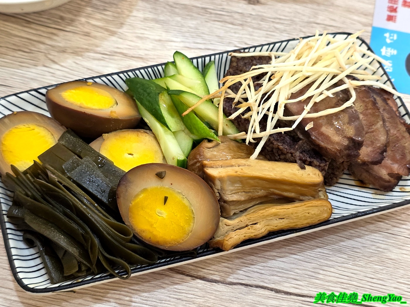 [台中沙鹿]鹿港圓環頂麵食館 沙鹿店 – 鹿港人氣小吃店海線首間分店，麵食樸實好吃，搭配特製辣椒辣油更對味，湯類很特別，滷味多樣都只要10元。