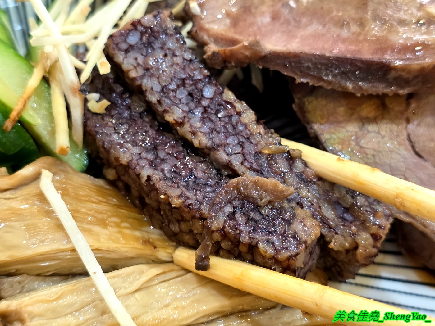 [台中沙鹿]鹿港圓環頂麵食館 沙鹿店 – 鹿港人氣小吃店海線首間分店，麵食樸實好吃，搭配特製辣椒辣油更對味，湯類很特別，滷味多樣都只要10元。