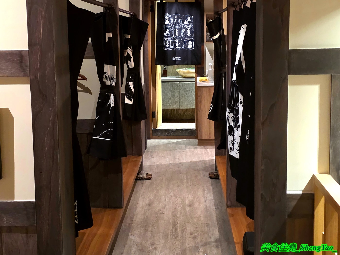 [台中西屯]三条河原町 惠中店 – 有”台中小京都”之稱的日式居酒屋開新分店，不一樣的江戶時期日式懷舊風，踏入店內彷彿時光開始倒流，有2樓小閣樓，雙人隔間包廂座位非常適合情侶約會。