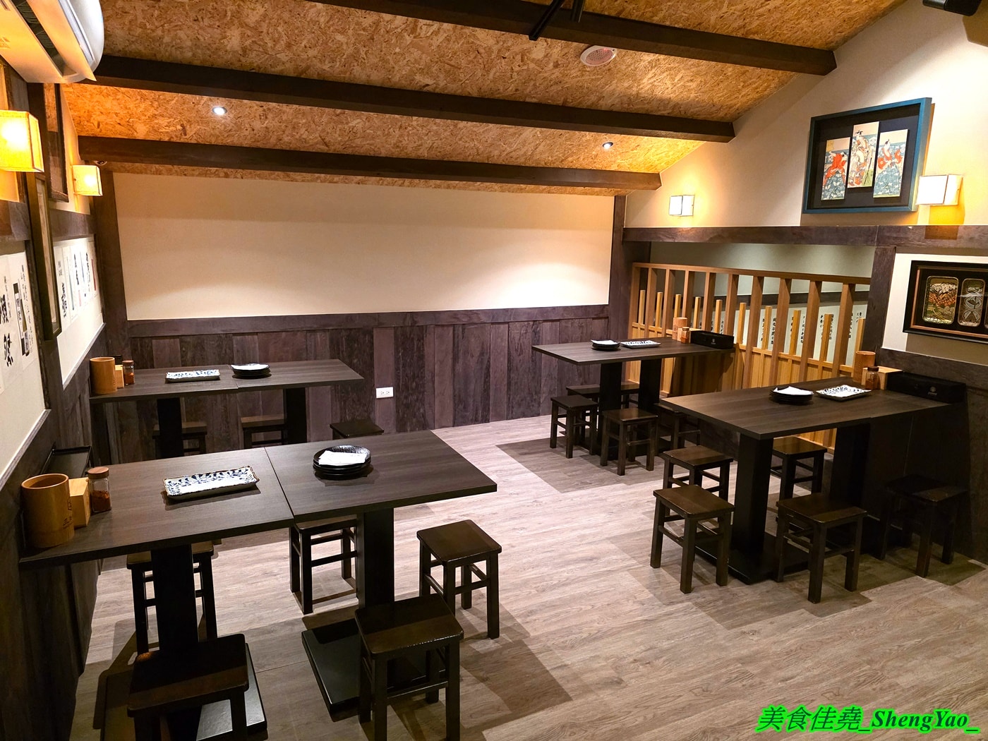 [台中西屯]三条河原町 惠中店 – 有”台中小京都”之稱的日式居酒屋開新分店，不一樣的江戶時期日式懷舊風，踏入店內彷彿時光開始倒流，有2樓小閣樓，雙人隔間包廂座位非常適合情侶約會。