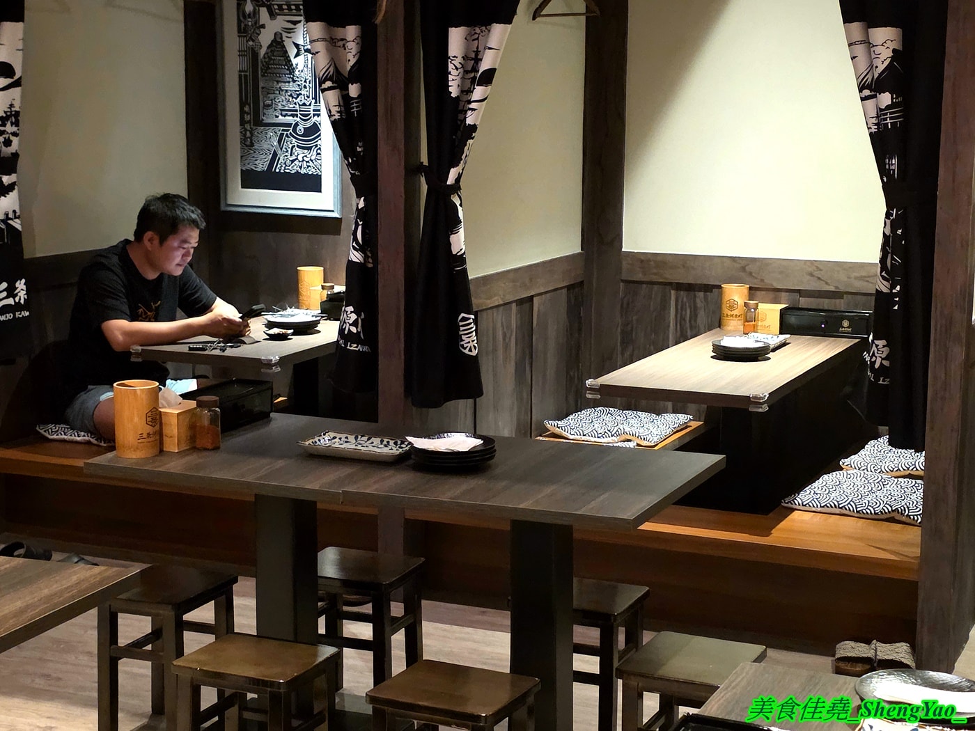 [台中西屯]三条河原町 惠中店 – 有”台中小京都”之稱的日式居酒屋開新分店，不一樣的江戶時期日式懷舊風，踏入店內彷彿時光開始倒流，有2樓小閣樓，雙人隔間包廂座位非常適合情侶約會。