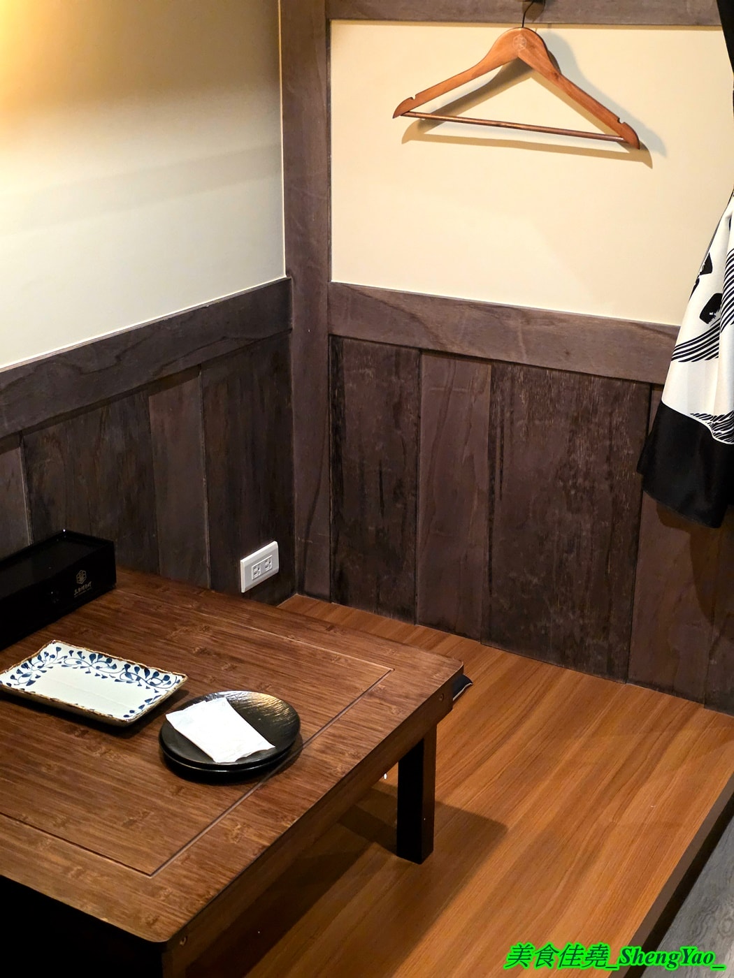 [台中西屯]三条河原町 惠中店 – 有”台中小京都”之稱的日式居酒屋開新分店，不一樣的江戶時期日式懷舊風，踏入店內彷彿時光開始倒流，有2樓小閣樓，雙人隔間包廂座位非常適合情侶約會。