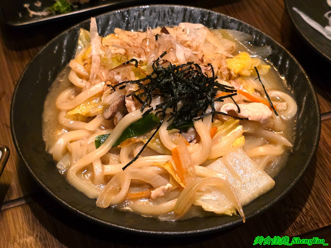 [台中西屯]三条河原町 惠中店 – 有”台中小京都”之稱的日式居酒屋開新分店，不一樣的江戶時期日式懷舊風，踏入店內彷彿時光開始倒流，有2樓小閣樓，雙人隔間包廂座位非常適合情侶約會。