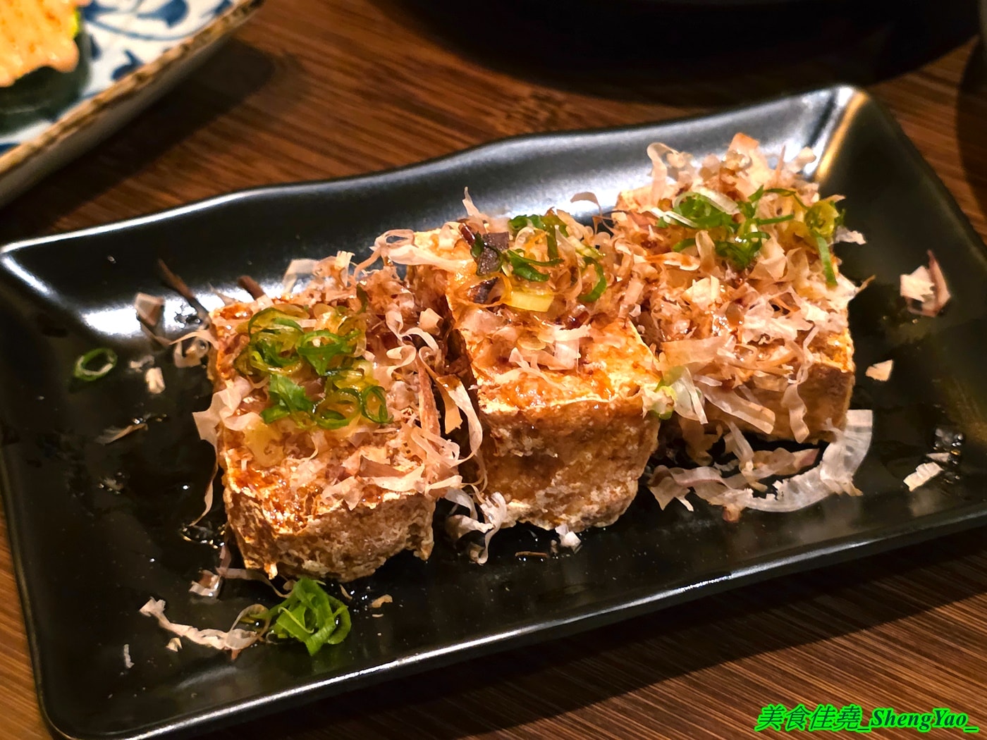 [台中西屯]三条河原町 惠中店 – 有”台中小京都”之稱的日式居酒屋開新分店，不一樣的江戶時期日式懷舊風，踏入店內彷彿時光開始倒流，有2樓小閣樓，雙人隔間包廂座位非常適合情侶約會。