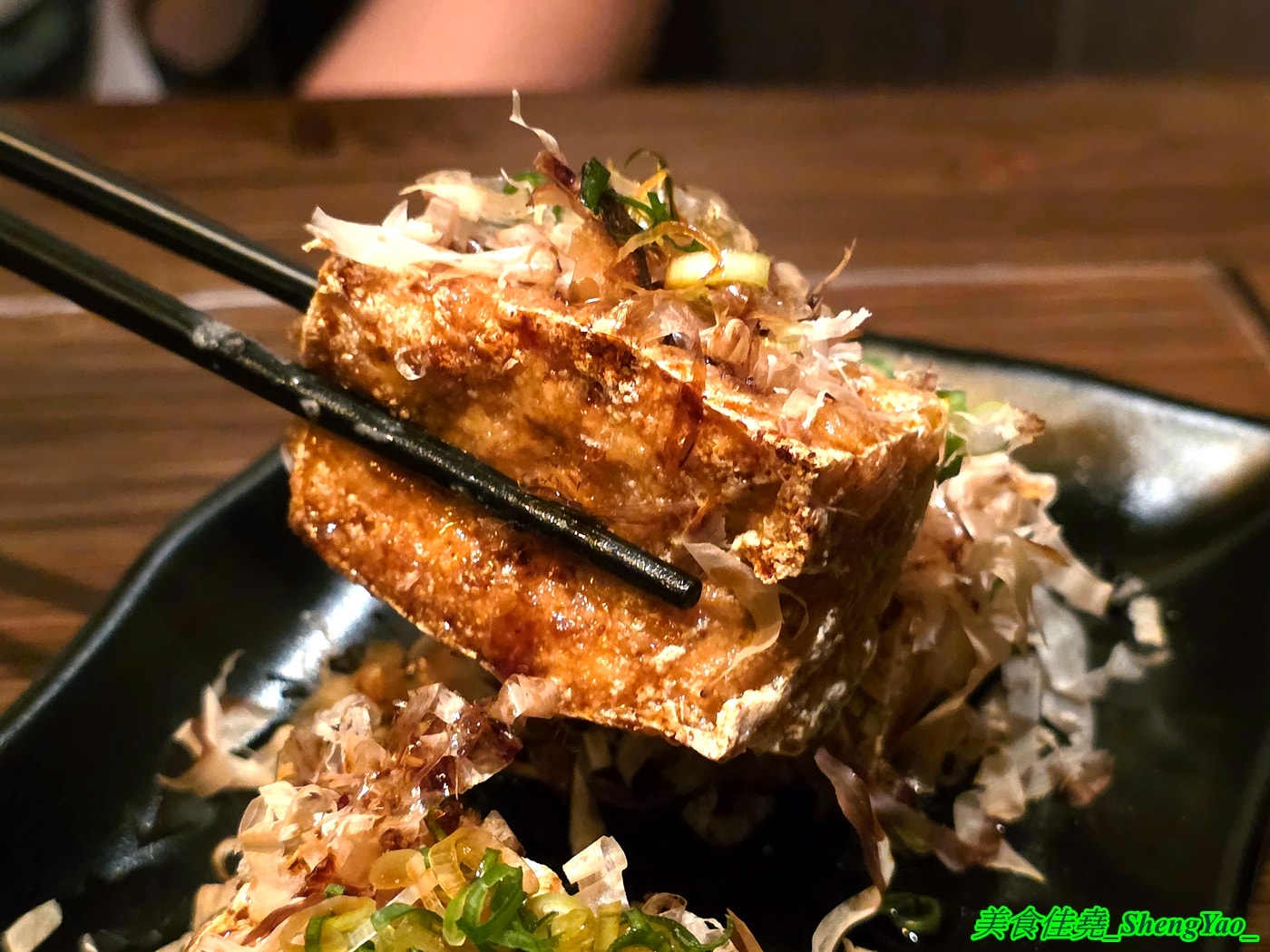 [台中西屯]三条河原町 惠中店 – 有”台中小京都”之稱的日式居酒屋開新分店，不一樣的江戶時期日式懷舊風，踏入店內彷彿時光開始倒流，有2樓小閣樓，雙人隔間包廂座位非常適合情侶約會。
