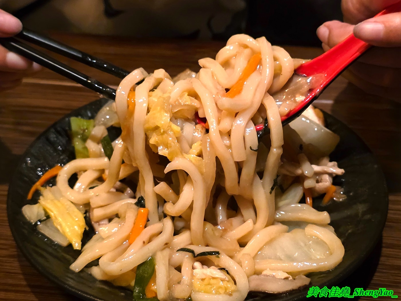 [台中西屯]三条河原町 惠中店 – 有”台中小京都”之稱的日式居酒屋開新分店，不一樣的江戶時期日式懷舊風，踏入店內彷彿時光開始倒流，有2樓小閣樓，雙人隔間包廂座位非常適合情侶約會。