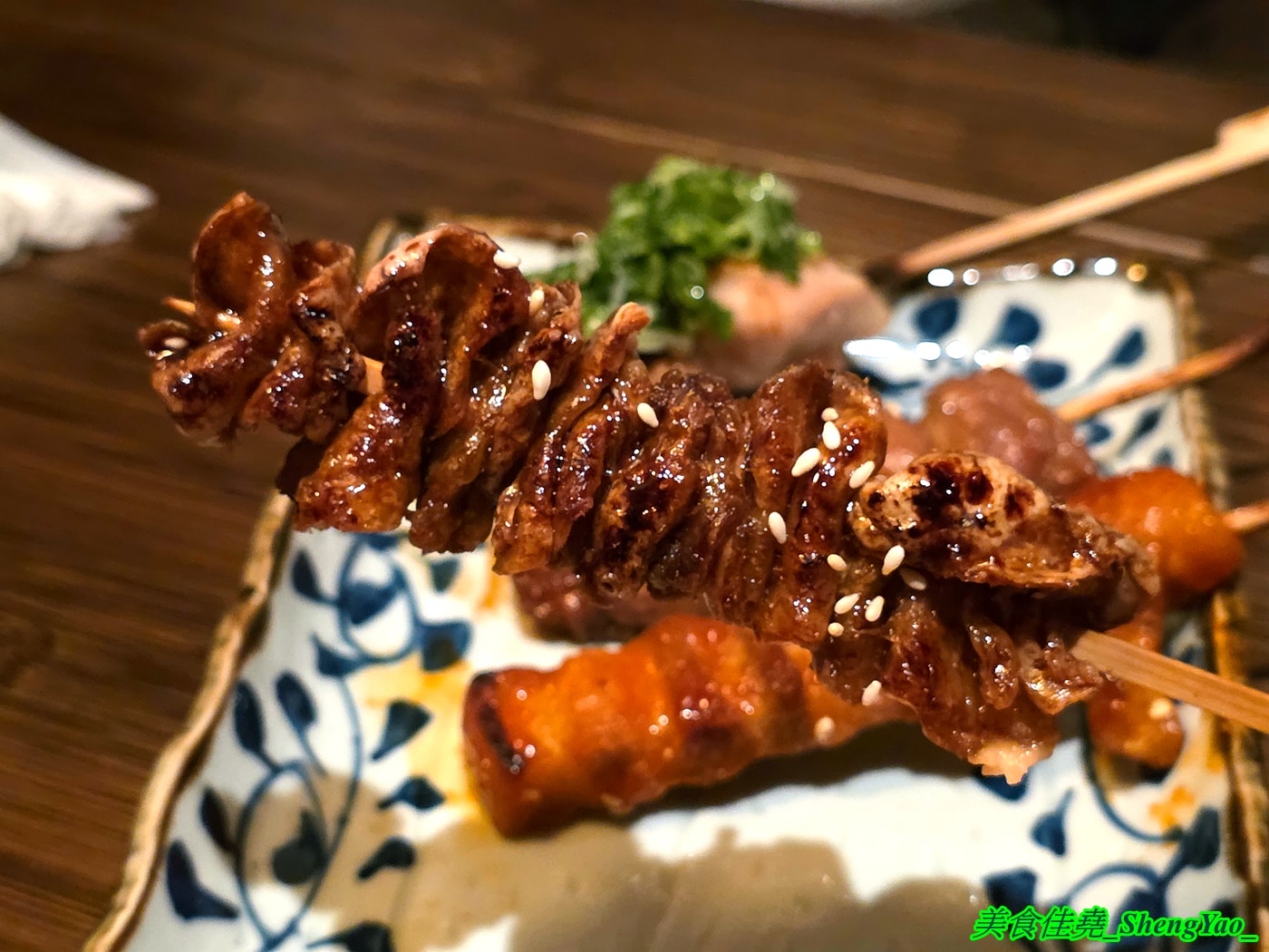 [台中西屯]三条河原町 惠中店 – 有”台中小京都”之稱的日式居酒屋開新分店，不一樣的江戶時期日式懷舊風，踏入店內彷彿時光開始倒流，有2樓小閣樓，雙人隔間包廂座位非常適合情侶約會。