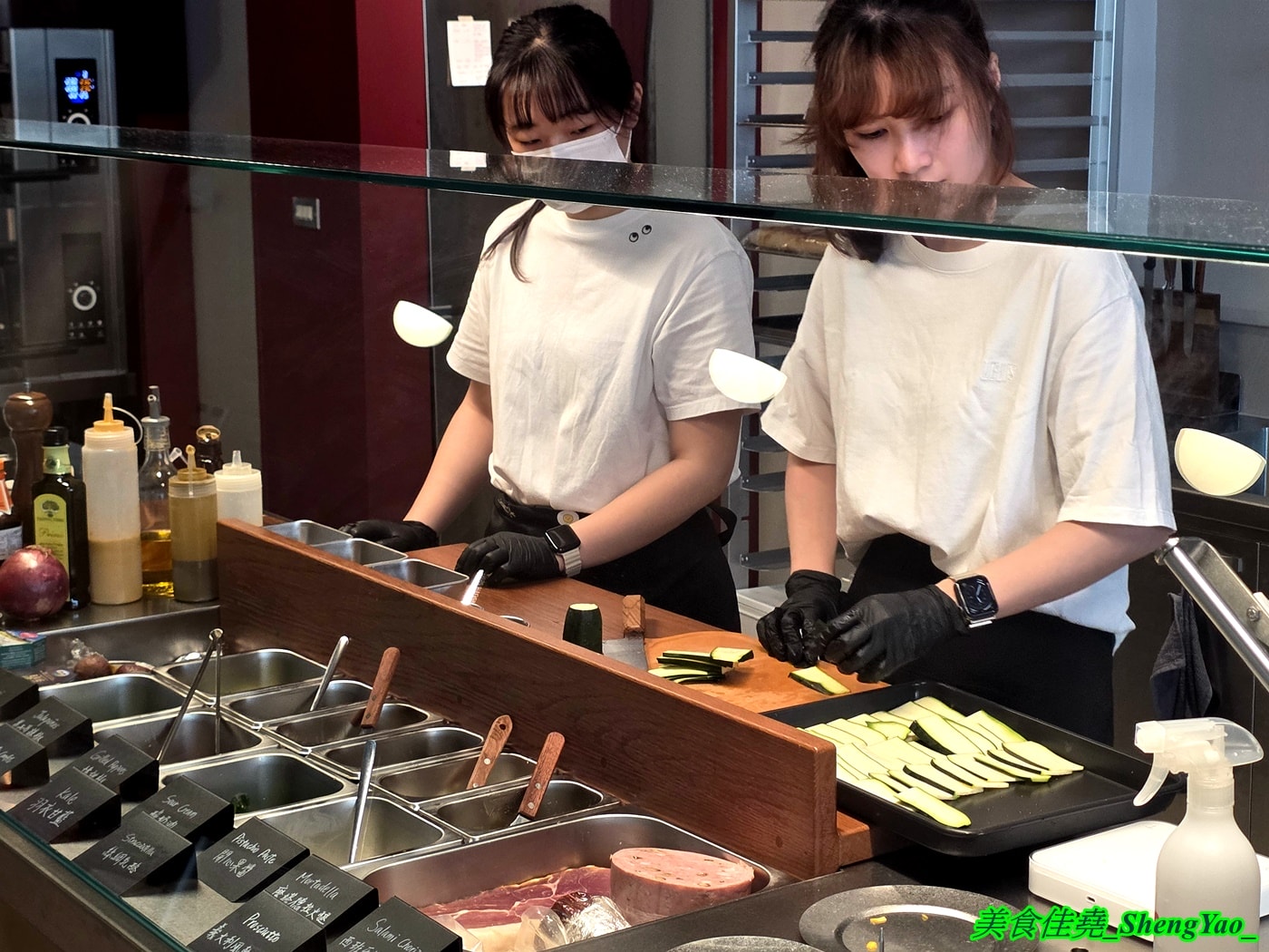 [台中梧棲] FiCO Sandwich Café – 海線也能吃到道地好吃的佛卡夏三明治了，有很多外國人來吃，透明化製作過程給人感覺新奇有趣。