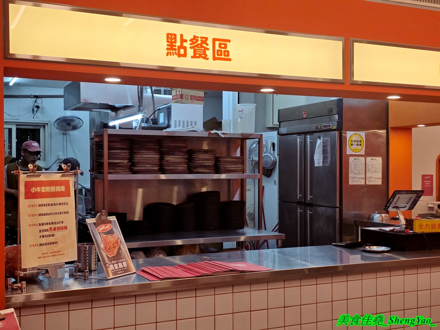 [台中北屯]小牛室 – 牛室新品牌牛排館，餐點150元起自助吧吃到飽，鐵板麵還可以無限續加，新推出義大利麵系列，還有超特別秘製爆蒜醬。