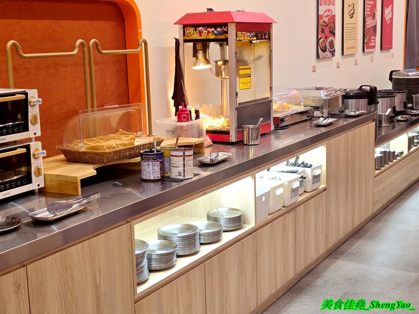 [台中北屯]小牛室 – 牛室新品牌牛排館，餐點150元起自助吧吃到飽，鐵板麵還可以無限續加，新推出義大利麵系列，還有超特別秘製爆蒜醬。