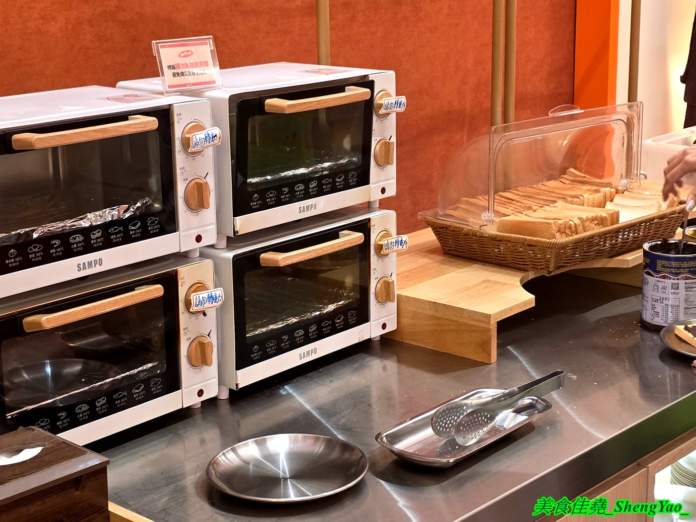 [台中北屯]小牛室 – 牛室新品牌牛排館，餐點150元起自助吧吃到飽，鐵板麵還可以無限續加，新推出義大利麵系列，還有超特別秘製爆蒜醬。