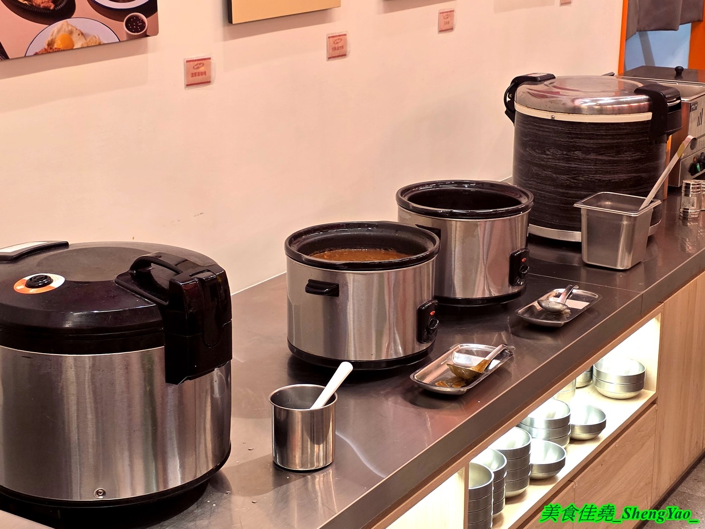 [台中北屯]小牛室 – 牛室新品牌牛排館，餐點150元起自助吧吃到飽，鐵板麵還可以無限續加，新推出義大利麵系列，還有超特別秘製爆蒜醬。