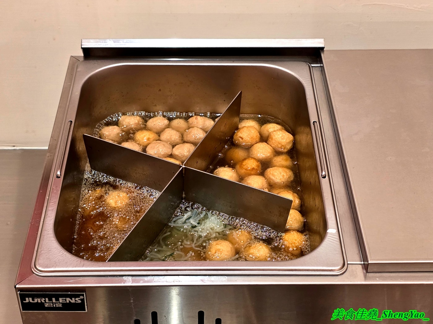 [台中北屯]小牛室 – 牛室新品牌牛排館，餐點150元起自助吧吃到飽，鐵板麵還可以無限續加，新推出義大利麵系列，還有超特別秘製爆蒜醬。