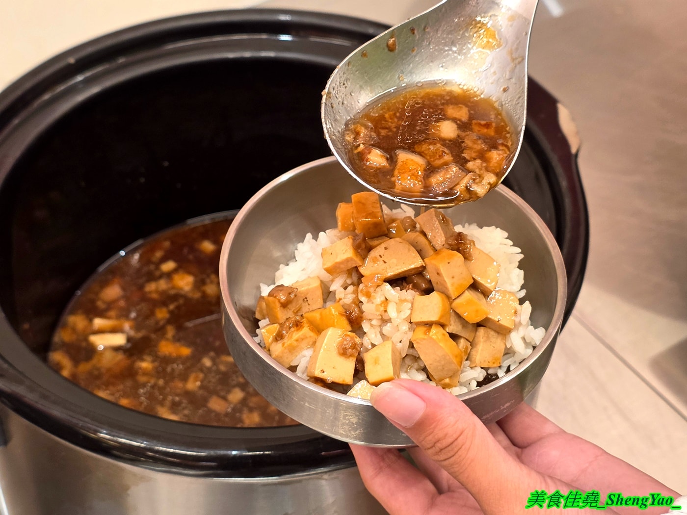[台中北屯]小牛室 – 牛室新品牌牛排館，餐點150元起自助吧吃到飽，鐵板麵還可以無限續加，新推出義大利麵系列，還有超特別秘製爆蒜醬。