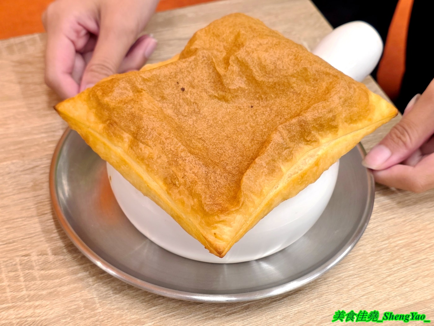 [台中北屯]小牛室 – 牛室新品牌牛排館，餐點150元起自助吧吃到飽，鐵板麵還可以無限續加，新推出義大利麵系列，還有超特別秘製爆蒜醬。