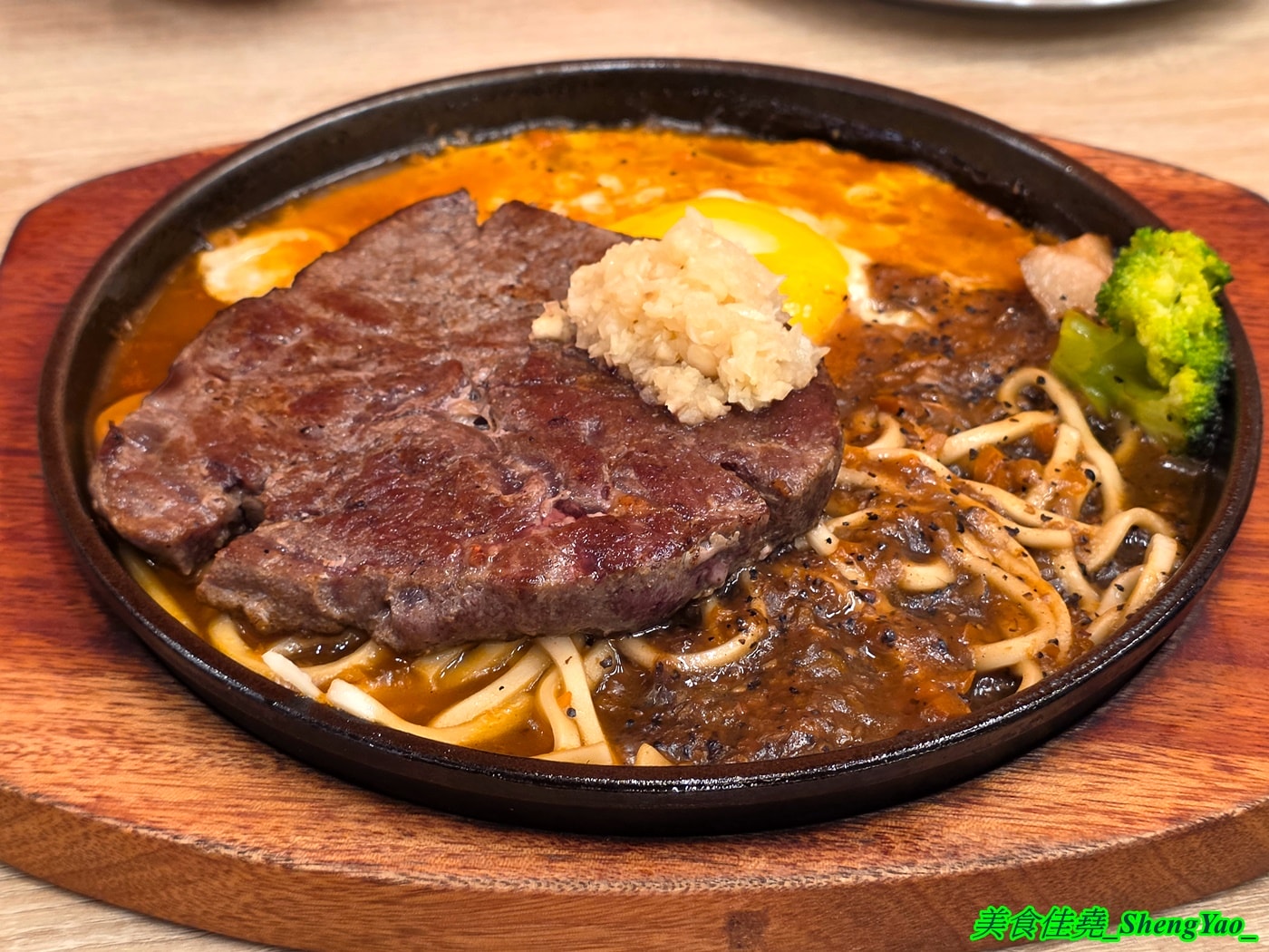 [台中北屯]小牛室 – 牛室新品牌牛排館，餐點150元起自助吧吃到飽，鐵板麵還可以無限續加，新推出義大利麵系列，還有超特別秘製爆蒜醬。