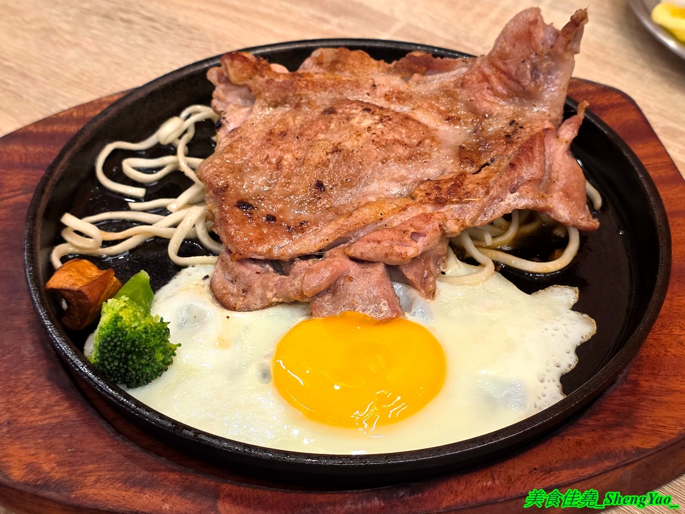 [台中北屯]小牛室 – 牛室新品牌牛排館，餐點150元起自助吧吃到飽，鐵板麵還可以無限續加，新推出義大利麵系列，還有超特別秘製爆蒜醬。