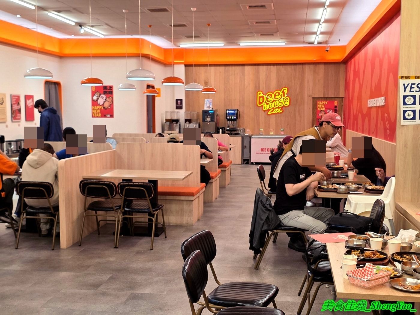[台中北屯]小牛室 – 牛室新品牌牛排館，餐點150元起自助吧吃到飽，鐵板麵還可以無限續加，新推出義大利麵系列，還有超特別秘製爆蒜醬。