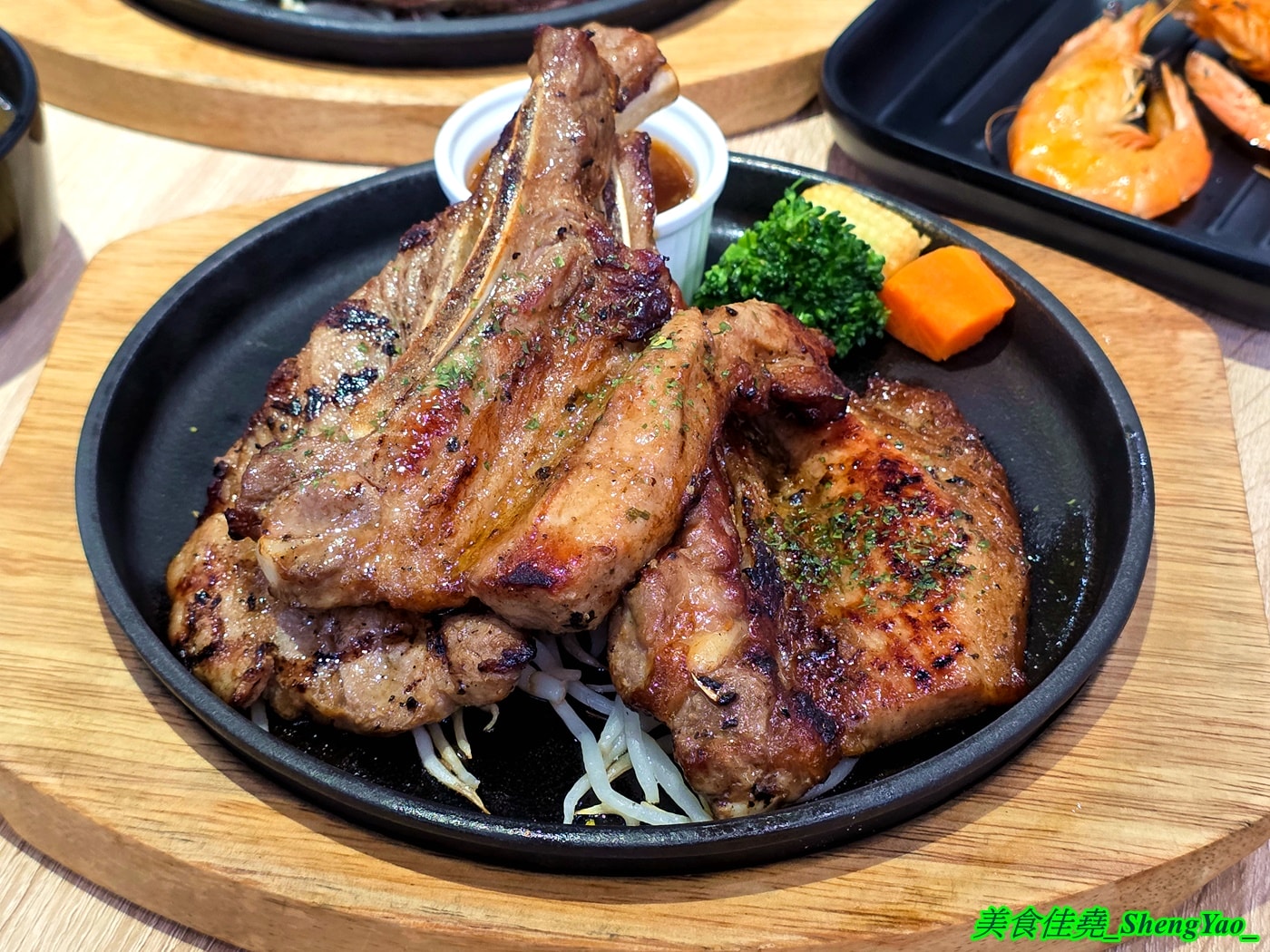 [台中西屯]牛室炙燒牛排 中科玉門店 – 被牛排耽誤的自助BUFFET，排餐389元起超豐富自助吧吃到飽，新增現烤雞蛋糕和手工豆花。