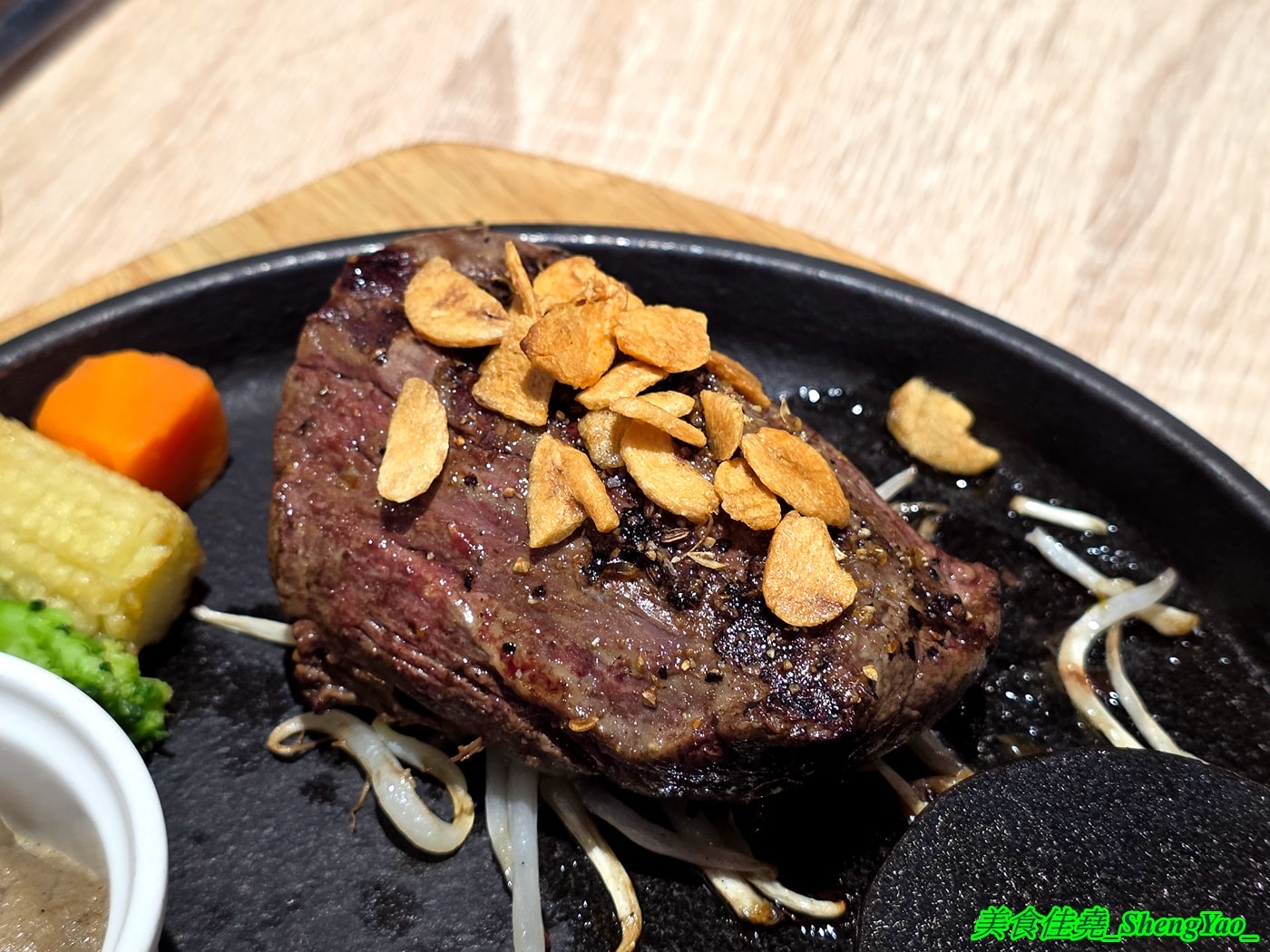 [台中西屯]牛室炙燒牛排 中科玉門店 – 被牛排耽誤的自助BUFFET，排餐389元起超豐富自助吧吃到飽，新增現烤雞蛋糕和手工豆花。