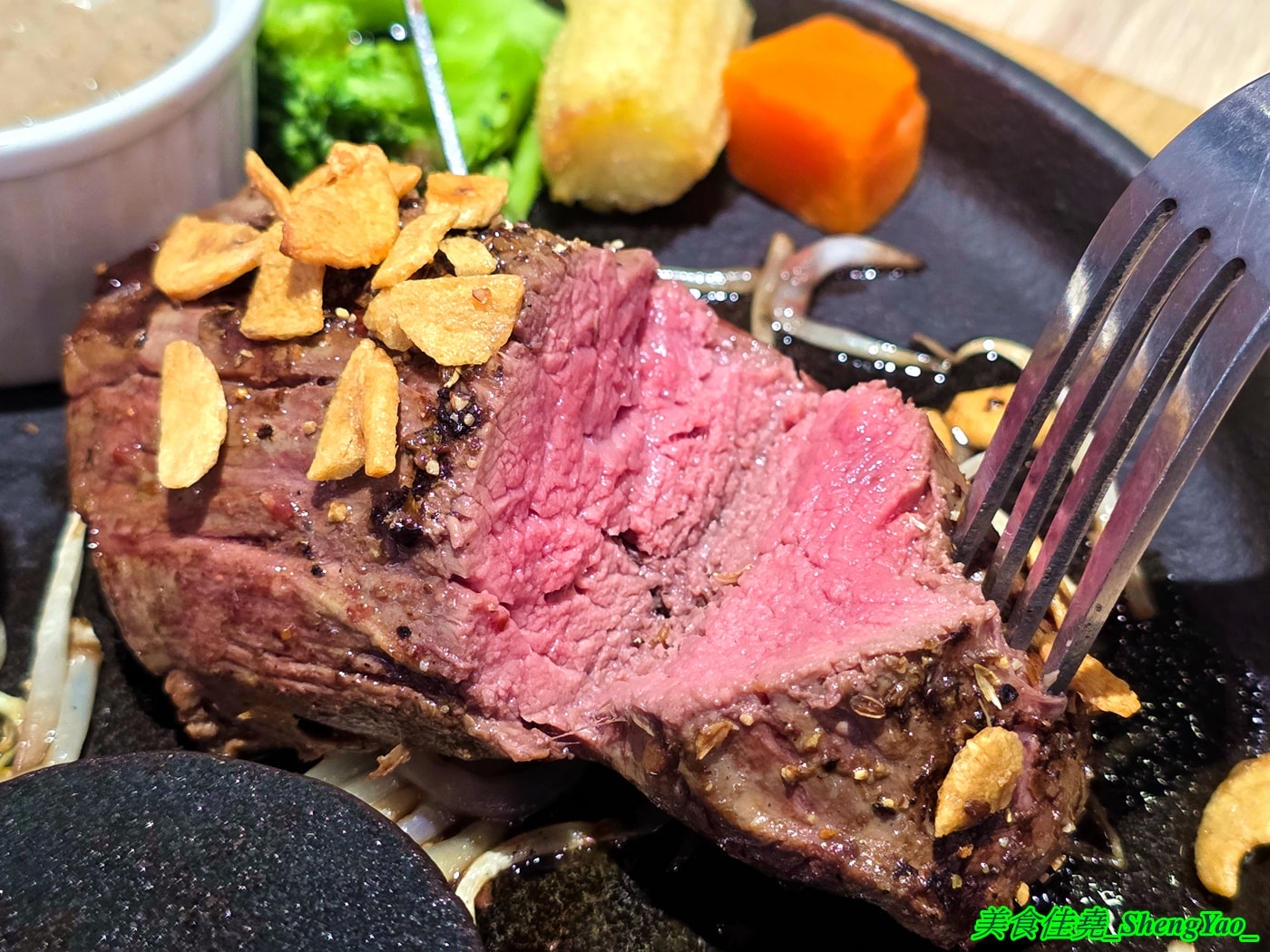 [台中西屯]牛室炙燒牛排 中科玉門店 – 被牛排耽誤的自助BUFFET，排餐389元起超豐富自助吧吃到飽，新增現烤雞蛋糕和手工豆花。