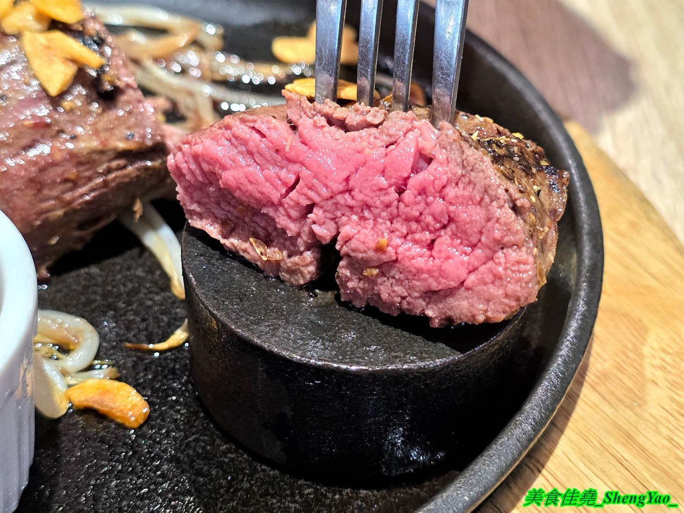 [台中西屯]牛室炙燒牛排 中科玉門店 – 被牛排耽誤的自助BUFFET，排餐389元起超豐富自助吧吃到飽，新增現烤雞蛋糕和手工豆花。